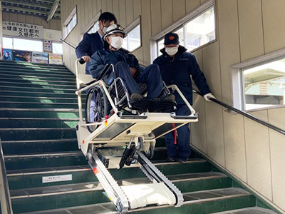 公共機関でも使われる階段昇降車