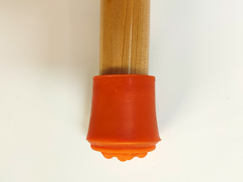 シンプルな木製の松葉杖