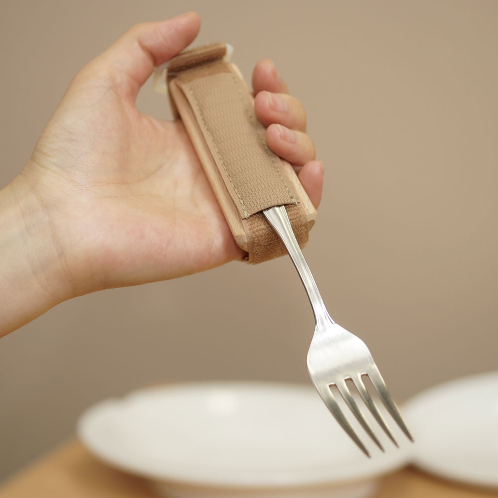 食事用カフ スプーンホルダー 木柄（2個セット） : 手・指の機能を補助 