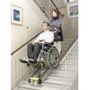 車いすごと載せられる階段避難車
