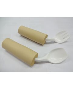 太くて持ちやすく、角度がついて食べやすいスプーン・フォーク
