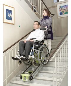 車いすごと載せられる階段避難車
