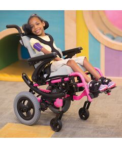 お子様の成長に対応できるティルト機能付き子供用車いすジッピーアイリス