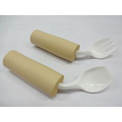 太くて持ちやすく、角度がついて食べやすいスプーン・フォーク