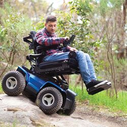 オフロードが得意な4WD電動車いす：マジックモビリティXT4