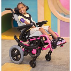 お子様の成長に対応できるティルト機能付き子供用車いすジッピーアイリス
