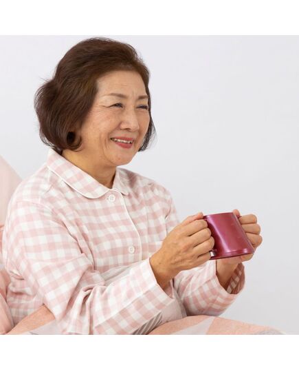 傾斜した飲み口でむせにくいエルカップ