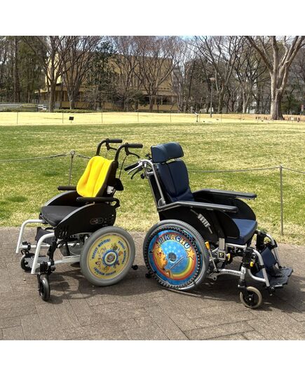 子ども用車椅子のスポークカバー取り付け例
