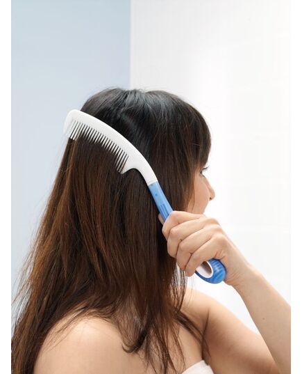 持ちやすい長柄のくし