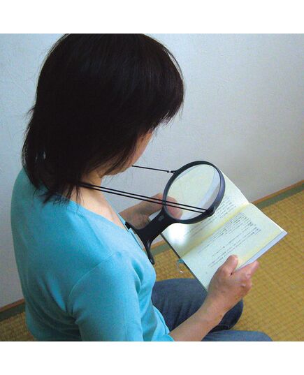 ルーペを使っての読書が楽にできます