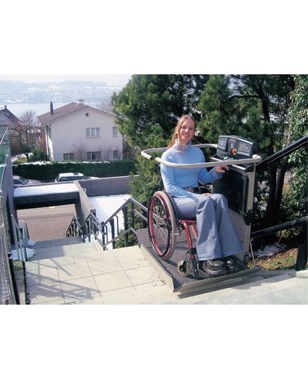 屋外の直線・曲線階段の車いすでの昇降に