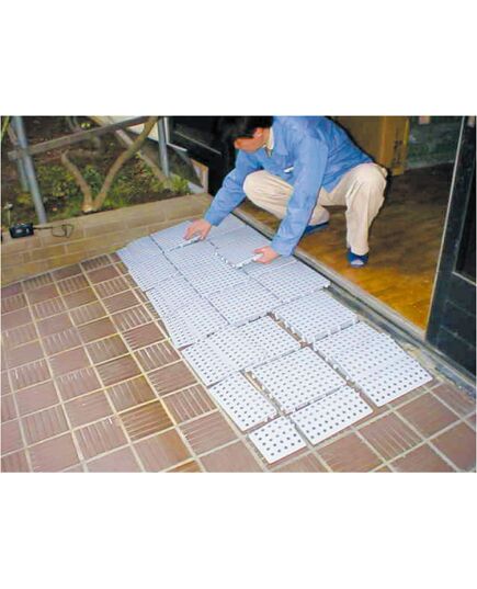 色々な部材を組合わせます。組立は容易です。