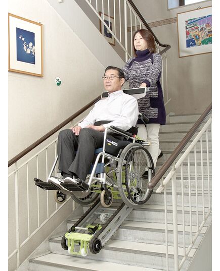 車いすごと載せられる階段避難車