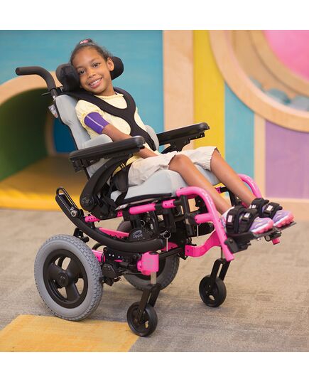 お子様の成長に対応できるティルト機能付き子供用車いすジッピーアイリス