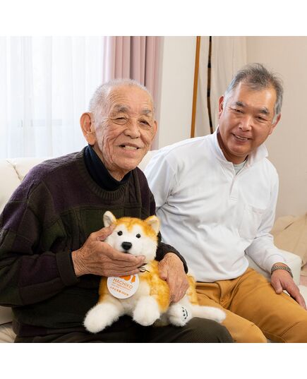 撫でると鳴く、呼べば答えるぬいぐるみ介護ロボットなでなでワンちゃん 秋田犬ハチ