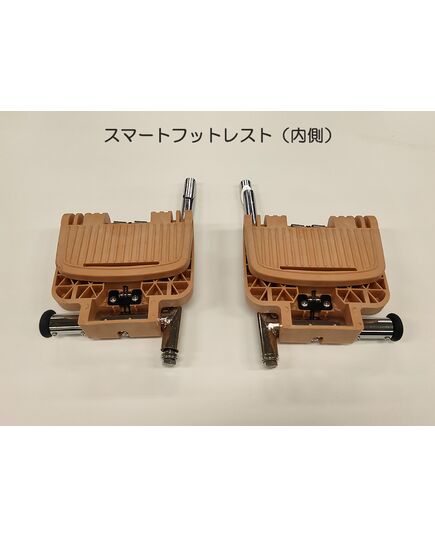 手を使わず足だけで開閉できる 安全・便利・衛生的な車いす用フットプレート