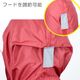 後頭部のテープで、フードを角度調整できます