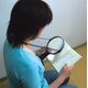 ルーペを使っての読書が楽にできます